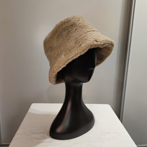 Faux fur bucket hat - Picture 6 of 10